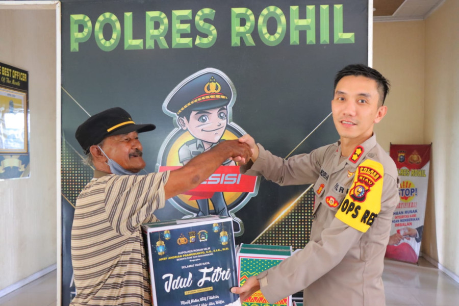 Kapolres Rohil Berbagi Bingkisan Sembako Idul Fitri Ke- Jurnalis