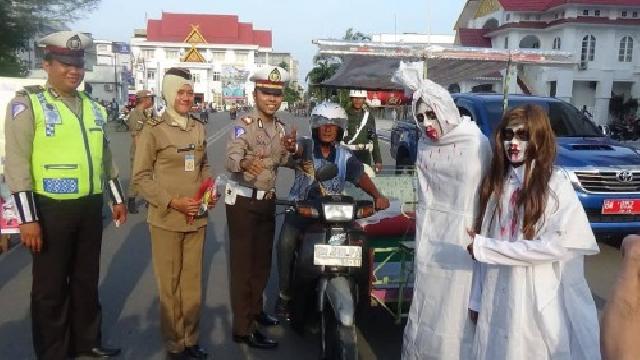 Sosialisasi KTL, Polres Rohil Tampilkan Pocong