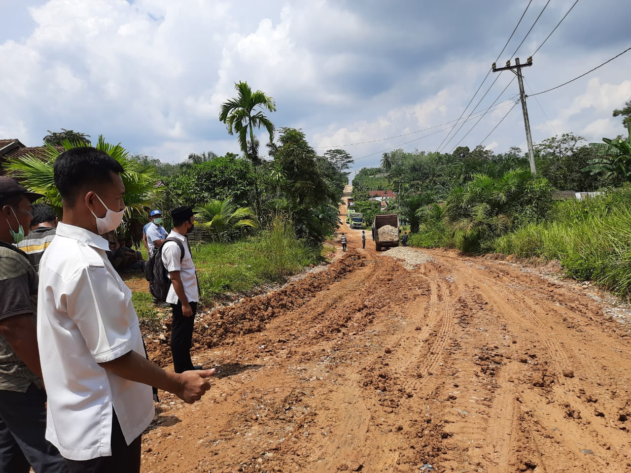 Jalan Rusak Berat, Mobil Perusahaan PT PAS dan PT Inecda Dihadang Warga Pematang Jaya
