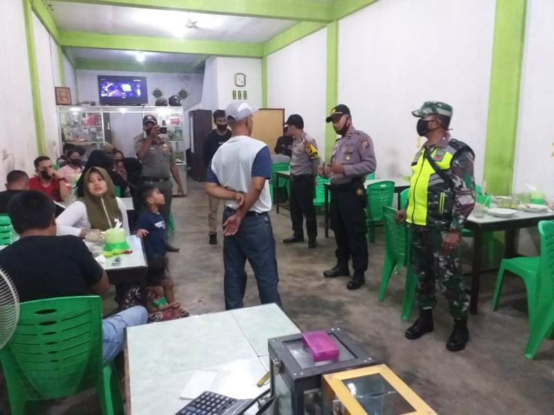 Personil Koramil 10 Perawang Ingatkan Warga Disiplin Ikuti Anjuran Pemerintah