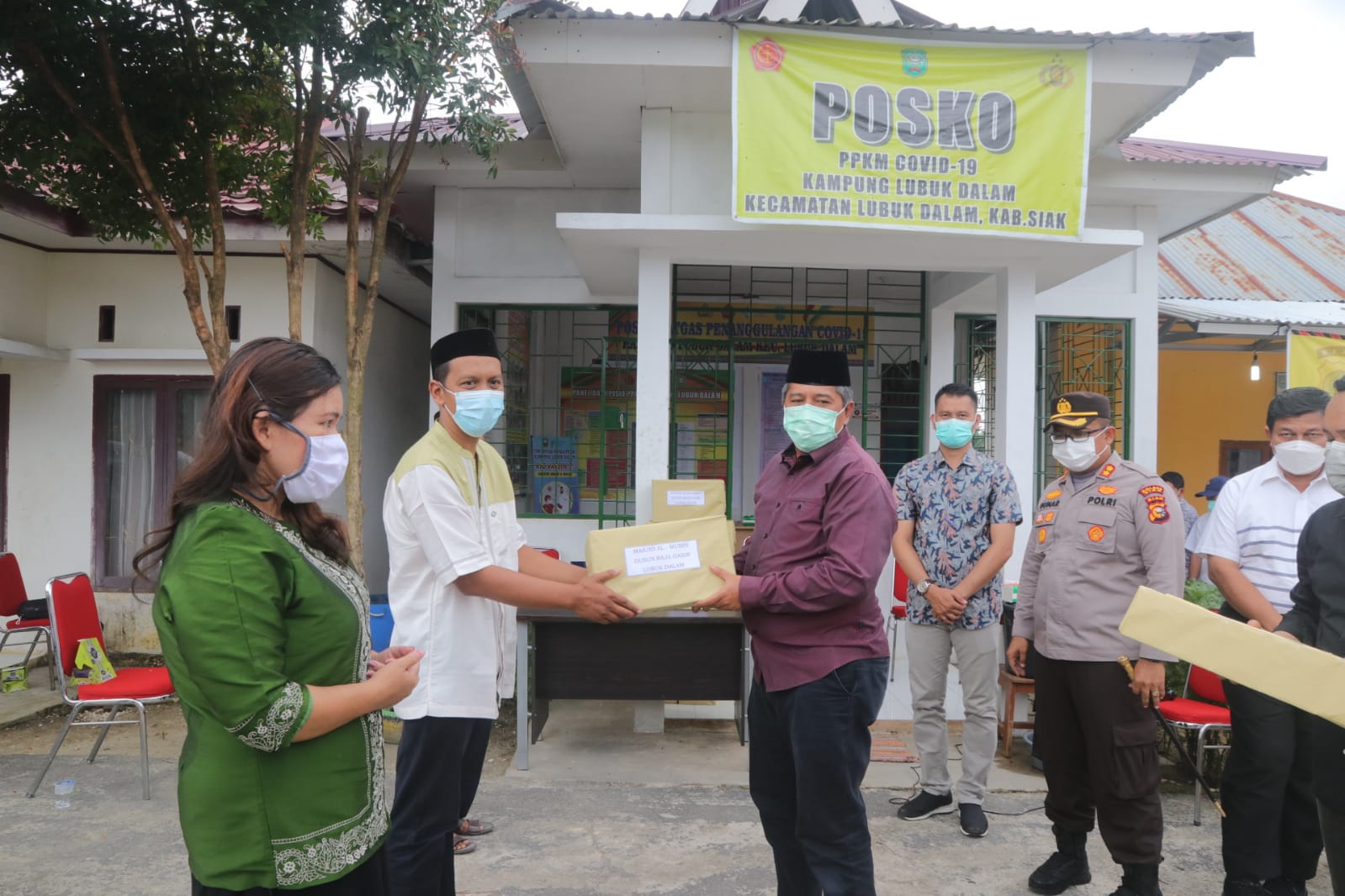 Didampingi Kapolres, Bupati Alfedri Berikan Bantuan Masker Untuk Rumah Ibadah