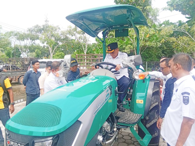 Terima Alat Kementan,  Bupati Bistamam Harapkan Petani Manfaatkan Bantuan Pusat