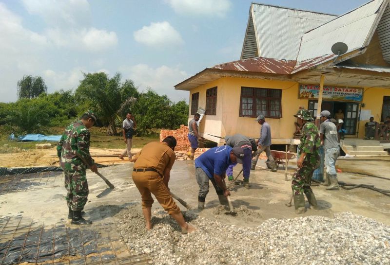 Sebagai Aparat Komando Kewilayahan, Babinsa Lakukan Goro Bersama Perangkat Desa 