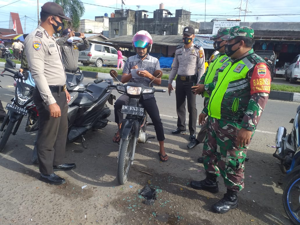 Diatas Sepedamotor Pelanggar Prokes Buat Pernyataan, Serda Venus Luberto: Itu Upaya Kita Agar Jera