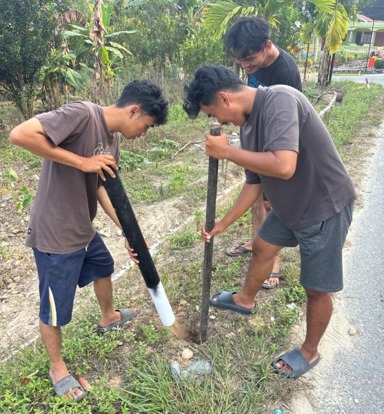 KKN UIN Suska Hadirkan Solusi Sederhana untuk Keselamatan Pengendara di Desa Meranti