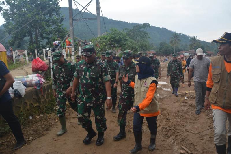 Pangdam III/Siliwangi Kunjungi Lokasi Pasca Banjir dan Longsor di Wilayah Lebak Banten