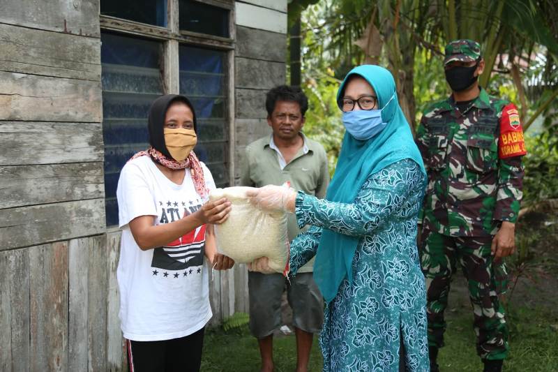 Masdiana Terharu Terima Bantuan Sembako Dari PKK dan Dekranasda Siak