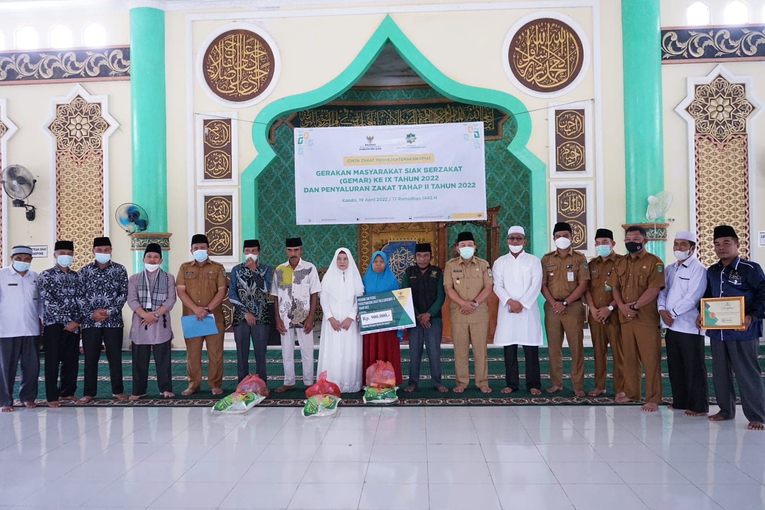 Pengumpulan Zakat Terbanyak di Kandis, Kelurahan Simpang Belutu Mendapat Penghargaan BAZNAS Award