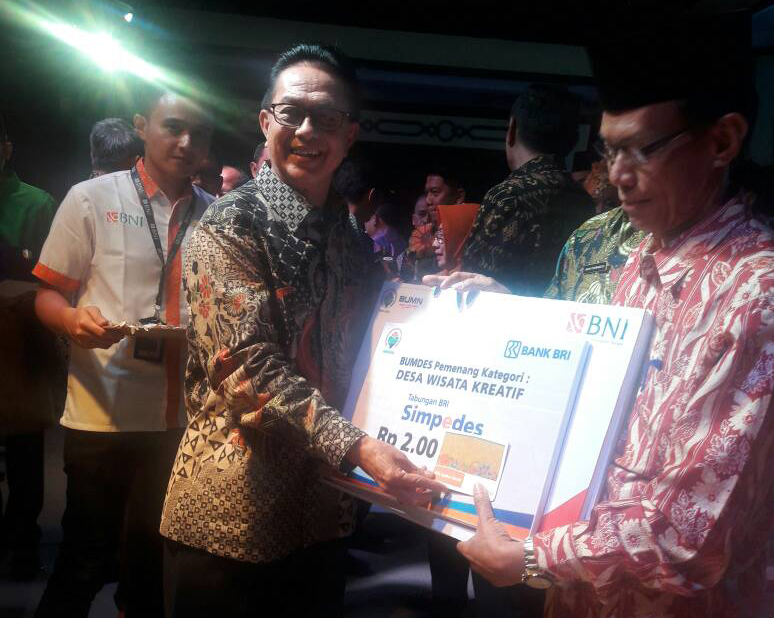 Wabup H.Zardewan Terima Penghargaan  Desa Wisata Awards 2017.