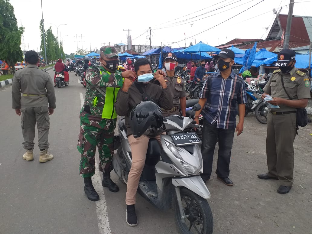 Serda Venus Luberto Tegur 3 Warga Tak Pakai Masker di Pasar Tuah Serumpun