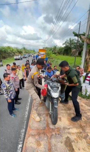 Respon keluhan warga terkait banjir, Pemkab Pelalawan dan HT Group Sediakan Bantuan Penyebrangan Gratis