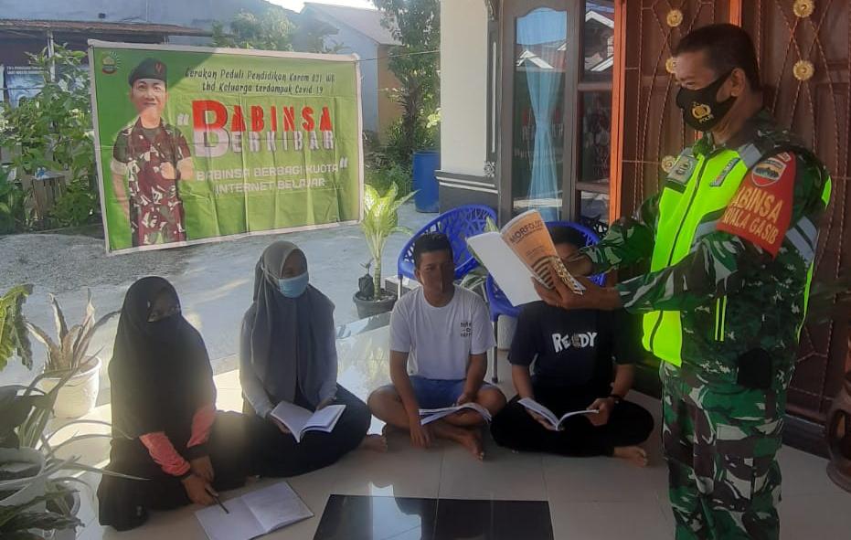 Dengan Semangat, Sertu Ardian Agus Bimbing Siswa Kuala Gasib Belajar Daring