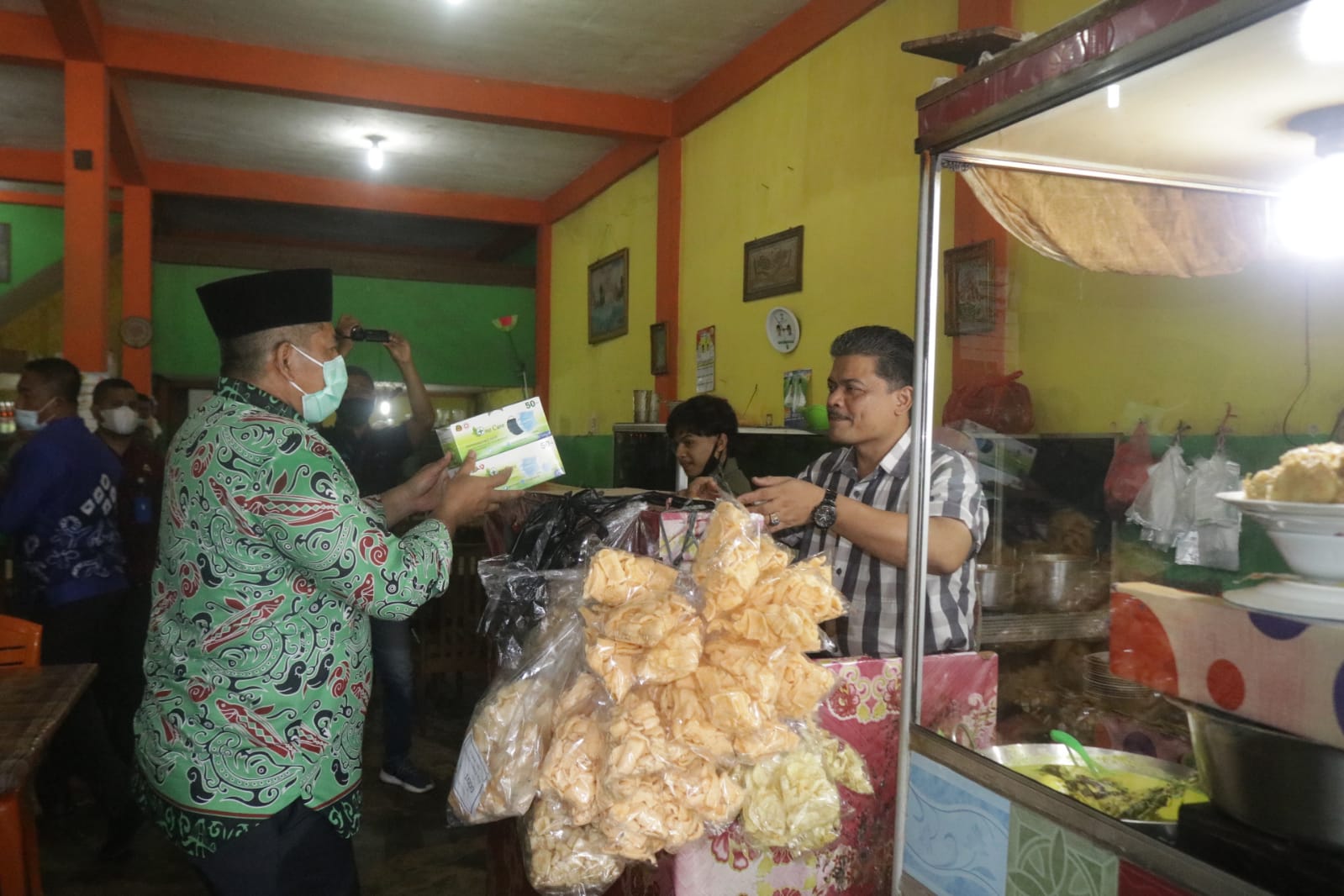 Alfedri Minta Pemilik Batasi Pengunjung Rumah Makan 25 Persen