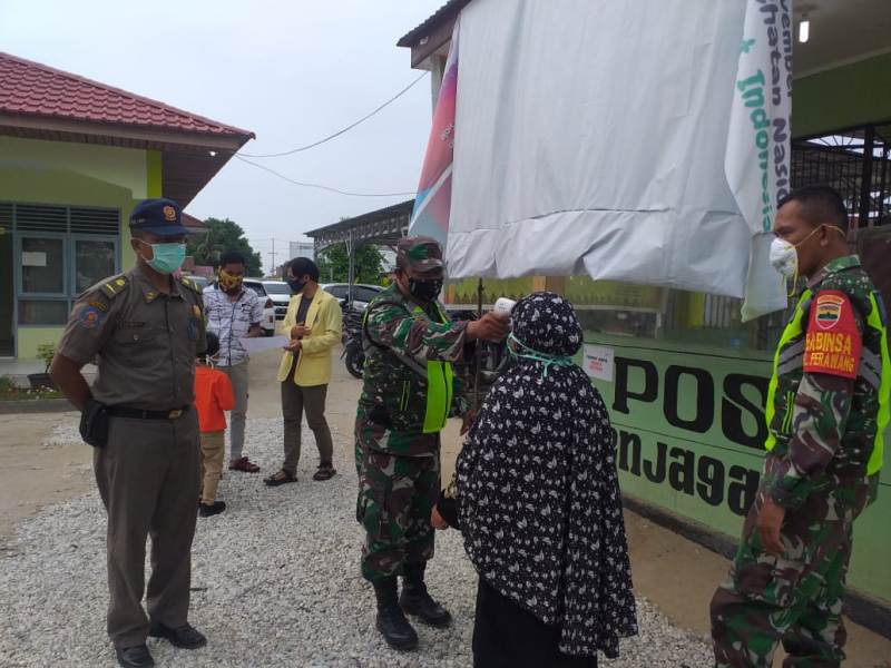 Serda Venus Luberto Tembaki Ibu-Ibu Yang Berobat di Puskesmas Perawang