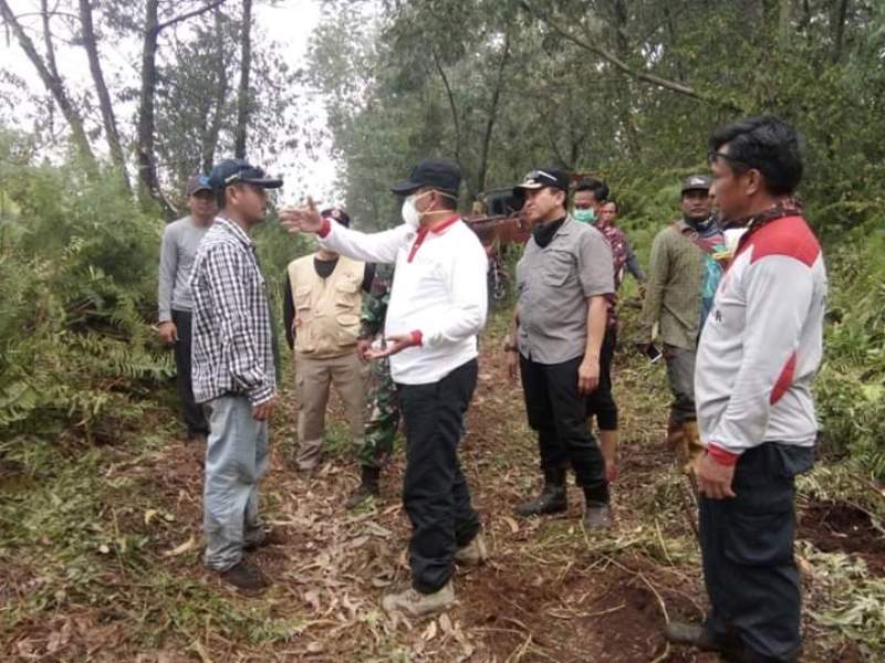 Naik Helikoter, Alfedri Pantau Karhutla Di Rawang Air Putih dan Tasik Betung Siak