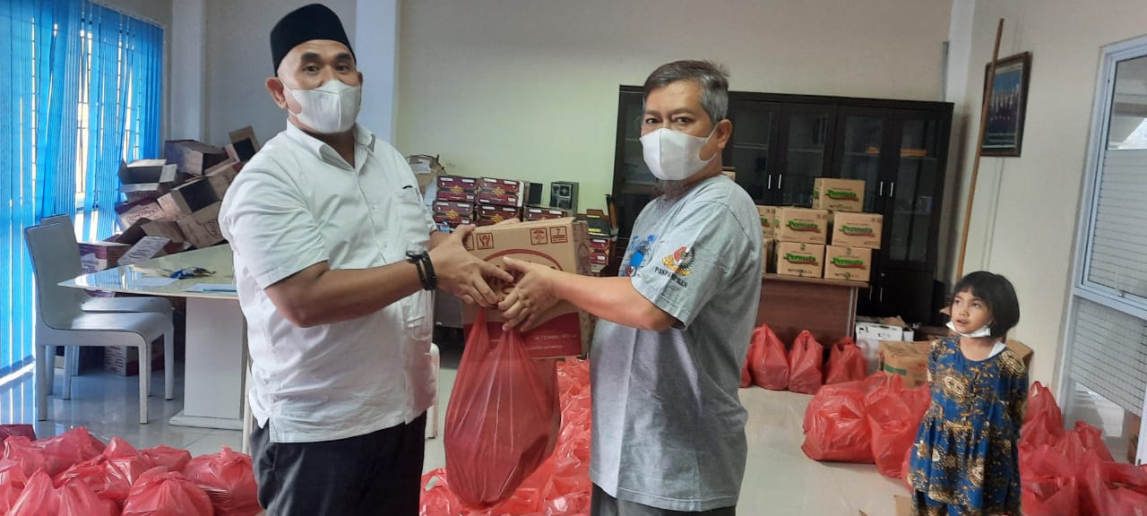 PWI Riau Bagikan 500 Bingkisan Lebaran ke Anggotanya