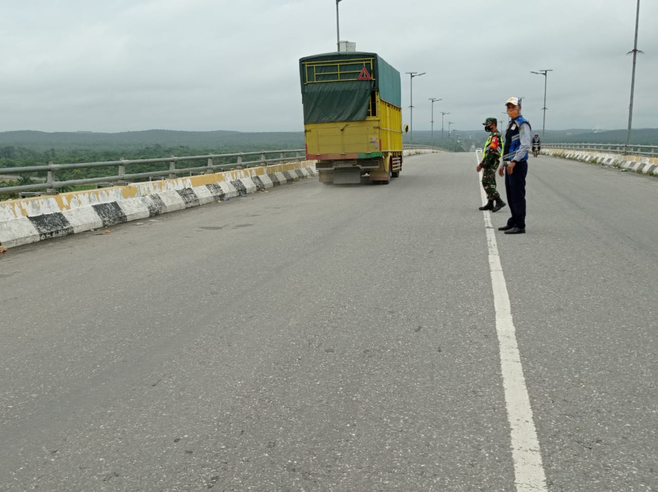 Kopda L Sigalingging Pastikan Mobil Keluar Masuk di Jembatan Maredan Berjalan Lancar