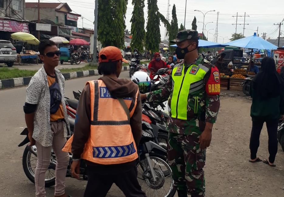 Sisir 2 Lokasi, Serda Aris Saptono Minta Masyarakat Jangan Berjabat Tangan dan Wajib Masker