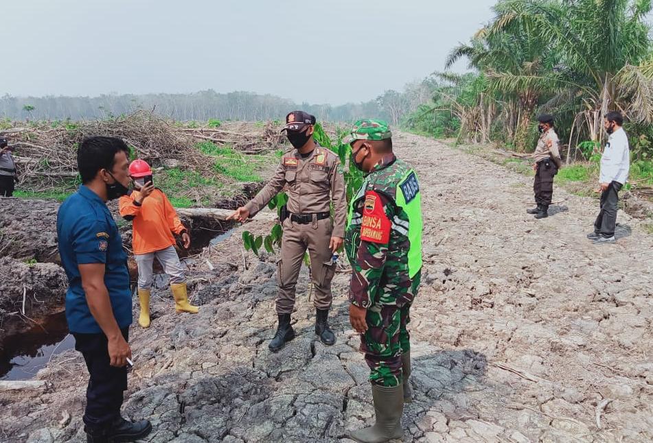 Bersama Camat Dicky, Serda Sahidin Pantau Titik Api