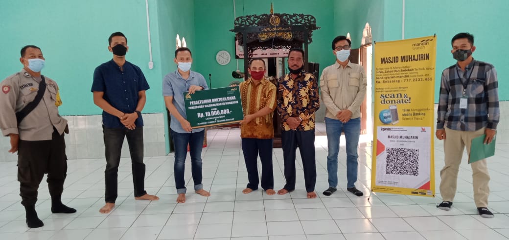 Laznas Serahkan Bantuan 10 Juta ke Masjid Desa Sungai Dawu
