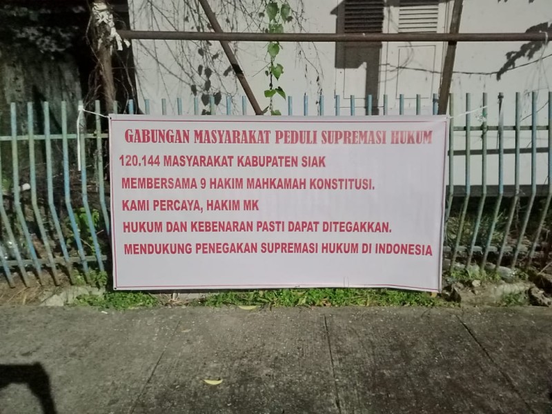 Spanduk Dukungan Untuk Mahkamah Konstitusi Bertebaran: Sengkuni Teriak Sengkuni, Siak Baik-Baik Saja!