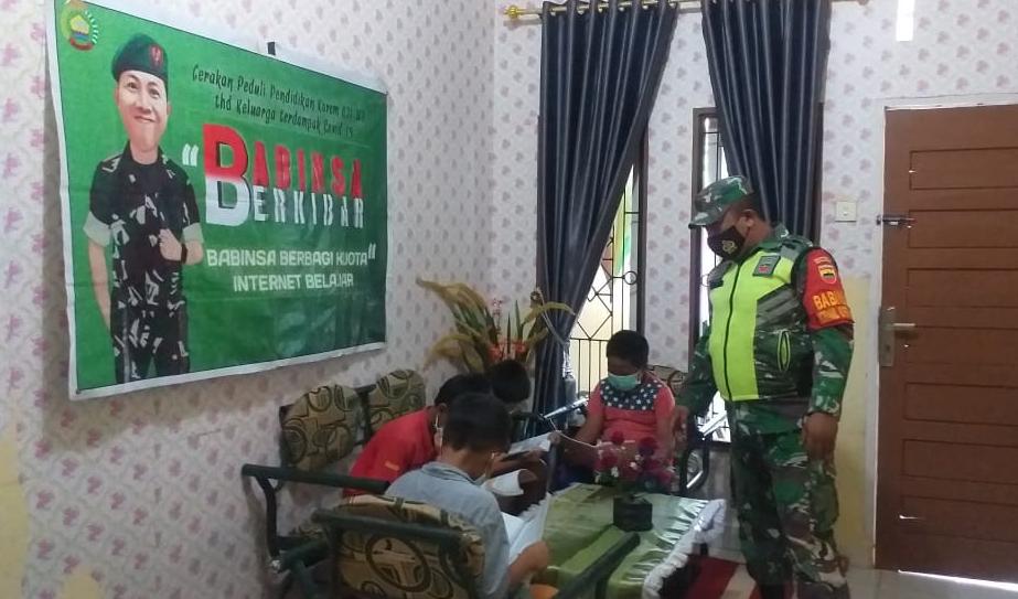 Agar Tetap Eksis, Serda Venus Luberto Bimbing Siswa Perawang Barat Belajar Daring