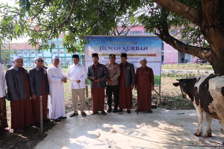 Semarak Idul Adha 1447 H, Menteri Nusron Salurkan Hewan Qurban ke Pondok Pesantren Attaqwa