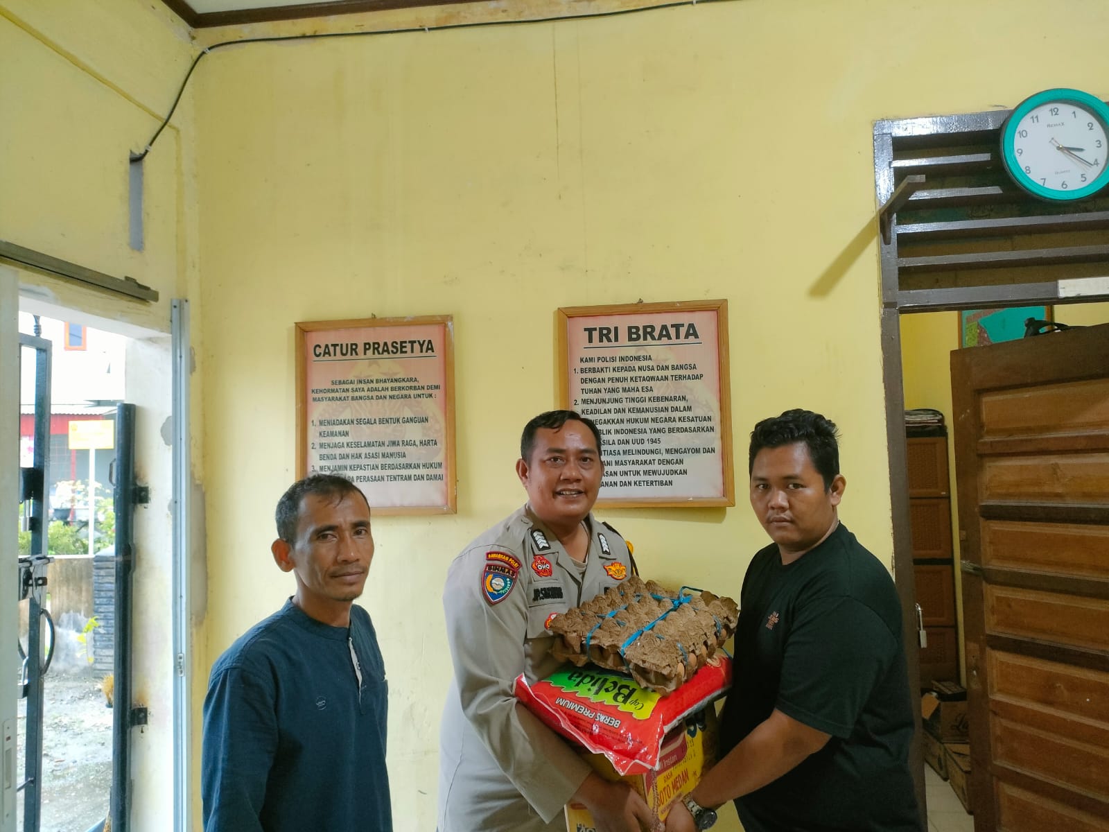 Peduli Dengan Yatim Piatu, Polsek Tualang Berikan Paket Sembako