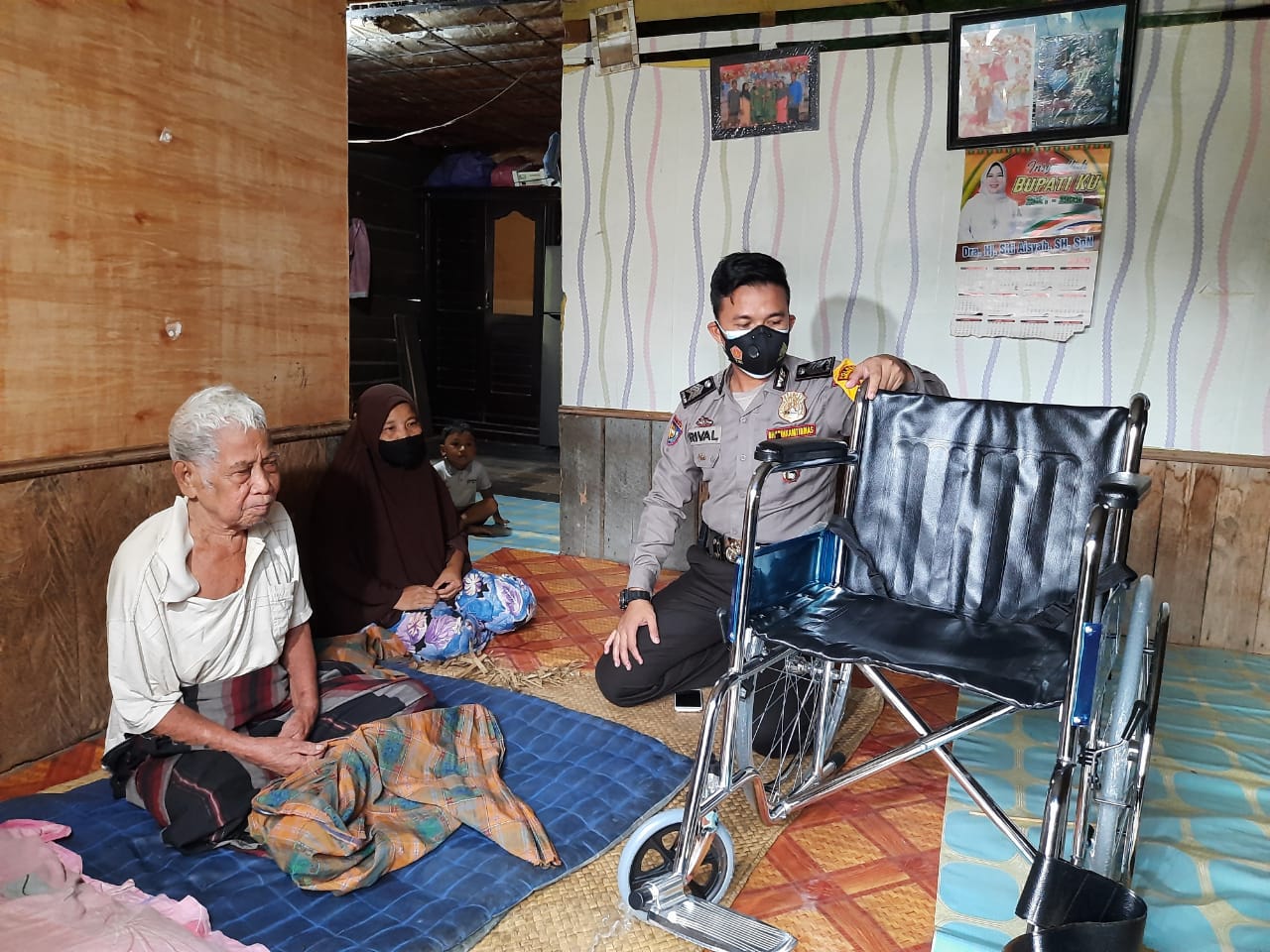 Bripka Ripal, Sisihkan Gaji Beli Kursi Roda Untuk Kakek Salim Yang Lumpuh 2 Tahun