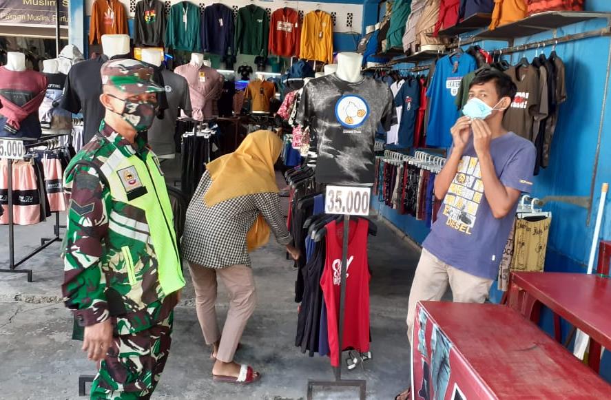 Ingatkan Prokes, Sertu Alexander Sigalingging Sisir 4 Lokasi