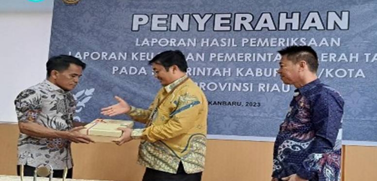 Ketua DPRD Maston Terima LHP LKP Dari BPK