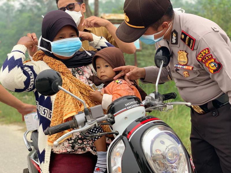 Rasa Empati Terhadap Masyarakat, Polsek Sungai Mandau Kembali Bagikan Masker