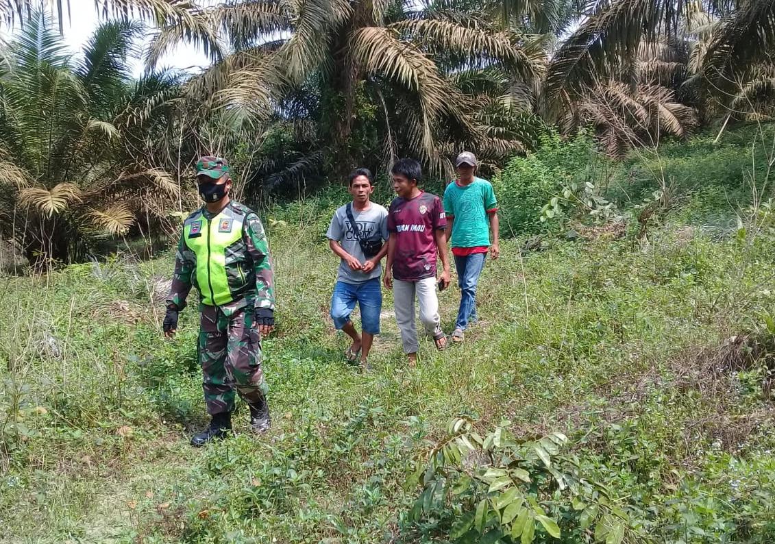 Bersama Masyarakat, Serda Laila Syahdanur Cek Embung Penampungan Air