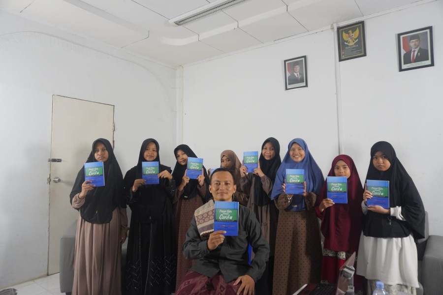 10 Penulis SMP IT Wahatul Ulum Launching Buku Perdana “Papan Tulis Penuh Cerita”