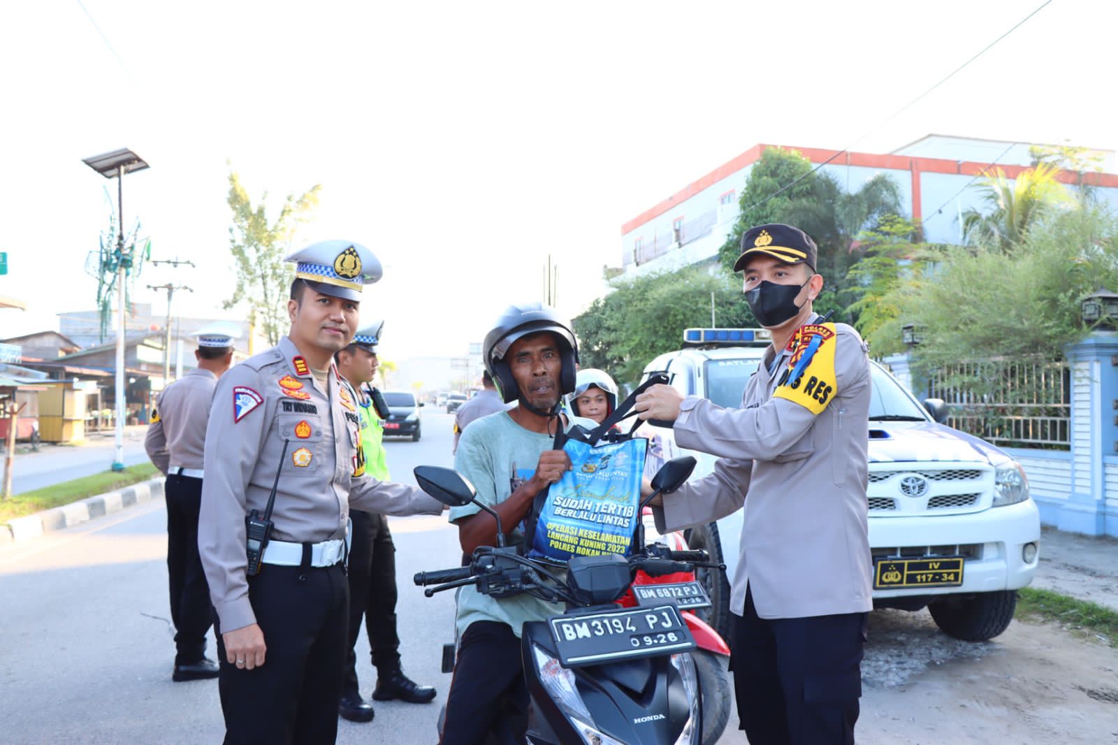 Kapolres Rohil Kampanye Keselamatan Tertib Berlalin, Bagi Helm Gratis ,& Paket Sembako