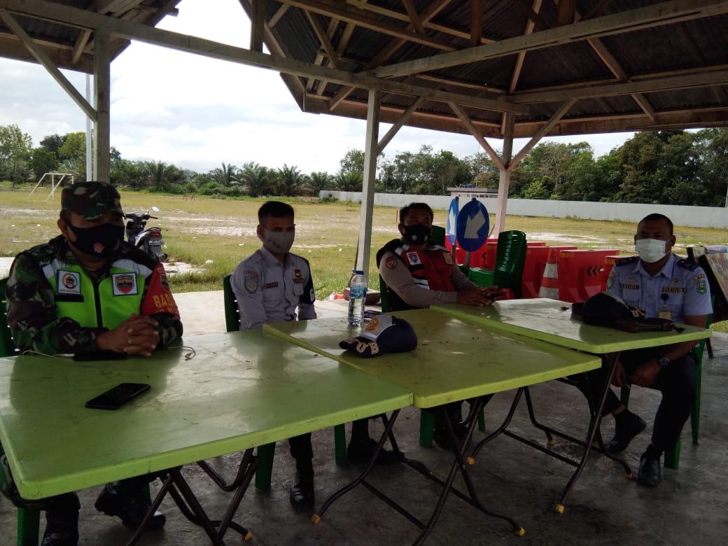 Pastikan Ikuti Prokes, Serma Syafri Periksa Kendaraan Yang Masuk Buatan Dua