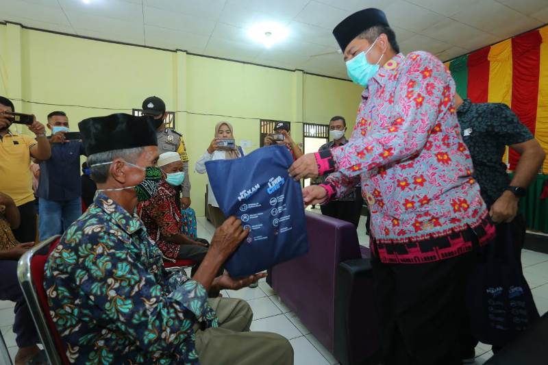 Bupati Alfedri Salurkan 80 Paket Bantuan Olahan Ikan di Marempan Hilir