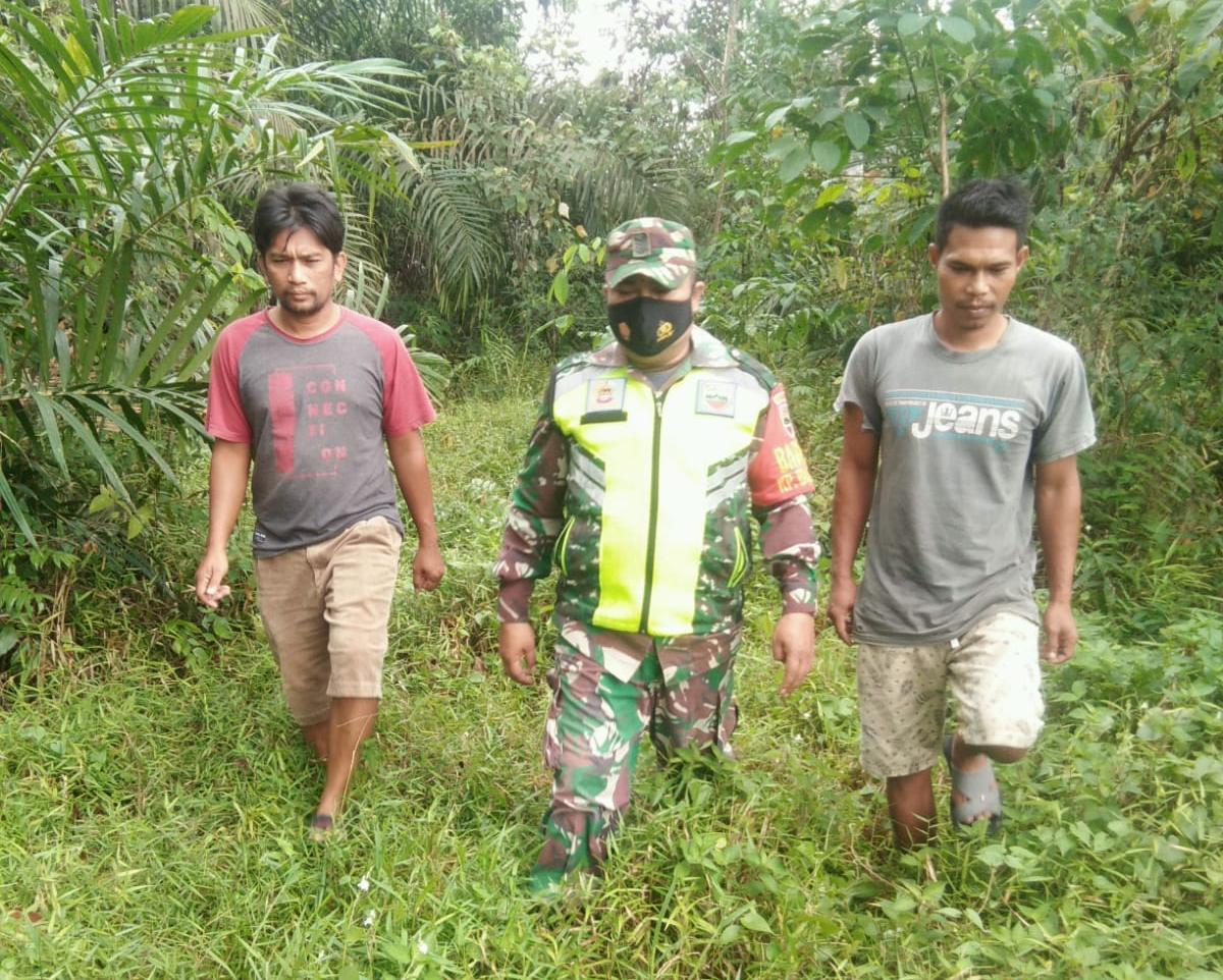 Bersama Masyarakat, Serma Syafri Sisir Hutan dan Lahan di Buatan Dua