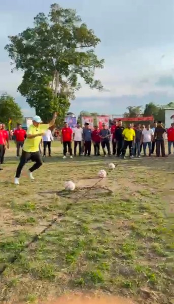Wakil Bupati Pelalawan Husni Tamrin Resmi Buka Open Turnamen Sepak Bola U-40 Tahun 2025