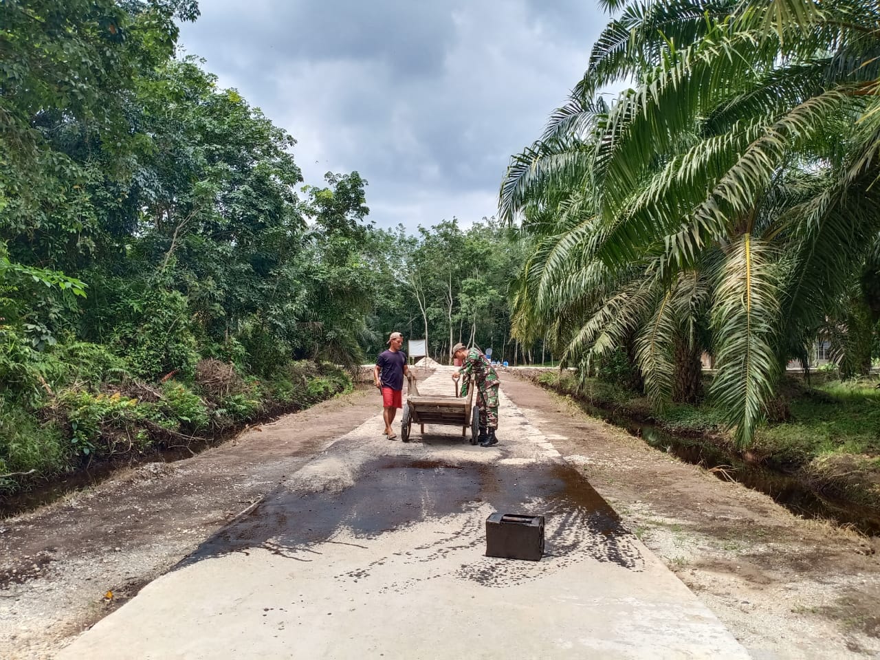 Bangun Jalan Gang Kadiran, Masyarakat Akui TMMD Sangat Menyentuh Masyarakat Perdesaan