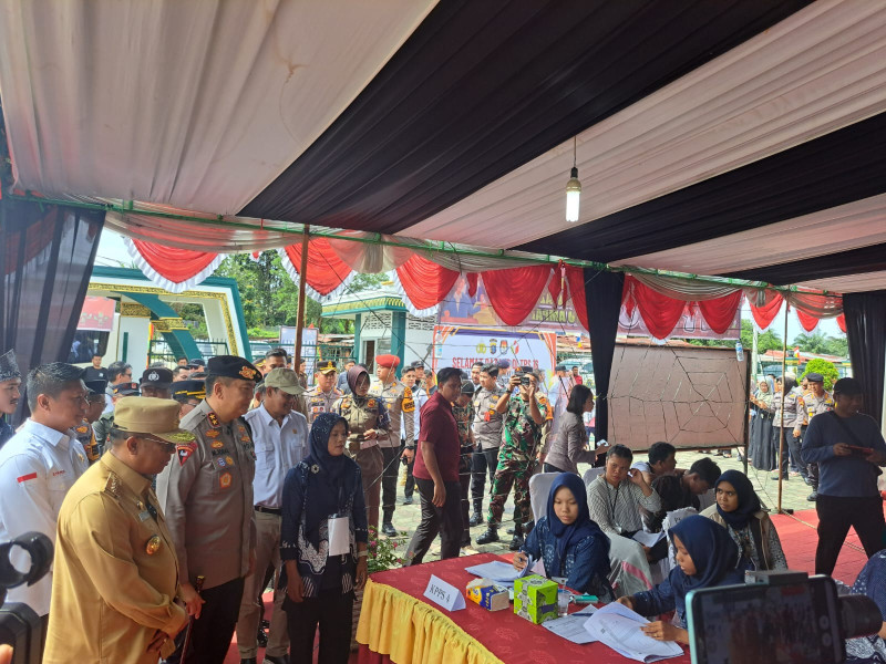 Tinjau TPS di Pelalawan, Kapolda Riau Pastikan Pilkada di Pelalawan Berjalan Aman dan Kondusif