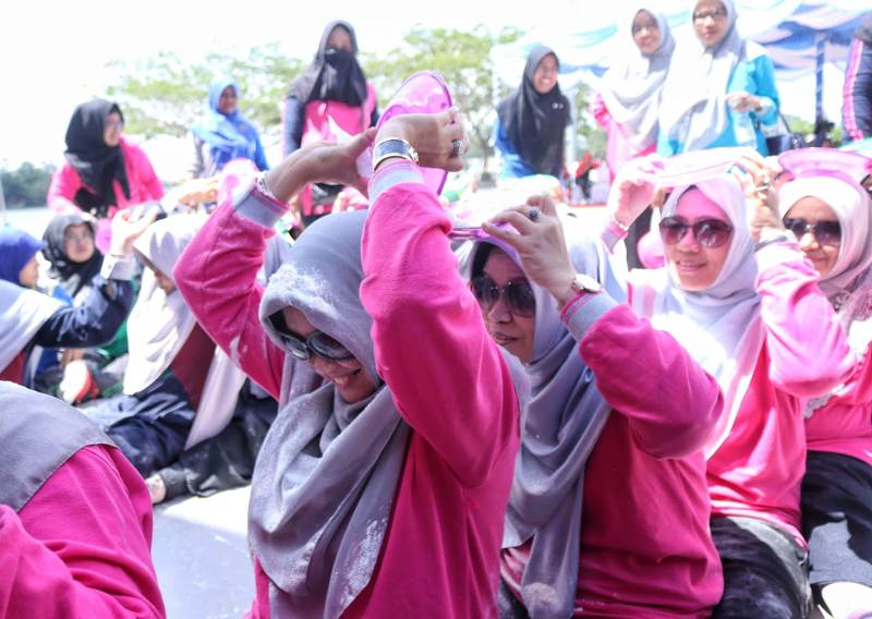 Peringati Hari Ibu, Rasidah Bermain Tepung