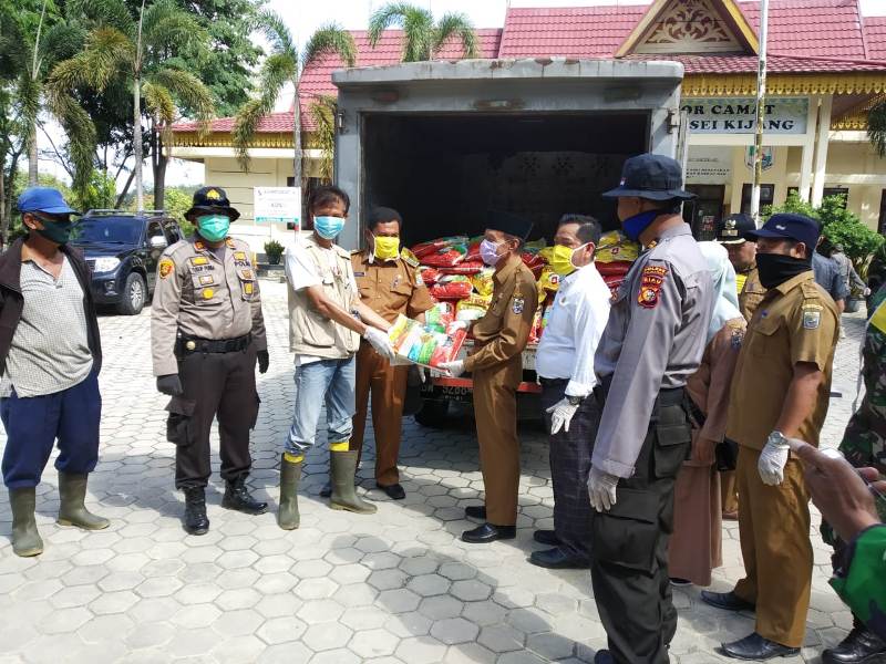 Wakil Bupati Serahkan Bantuan Paket Sembako dan Masker ke Masyarakat Bandar Seikijang