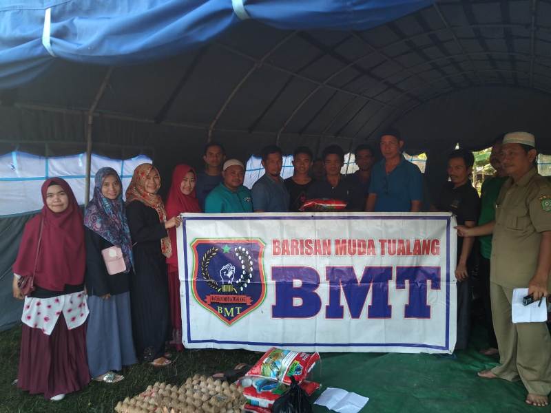 BMT Berikan Sembako Kepada Korban Kebakaran di Pinang Sebatang