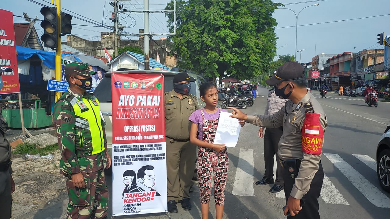 Operasi Yustisi, Sertu Afrisal Disiplinkan Warga Pakai Masker