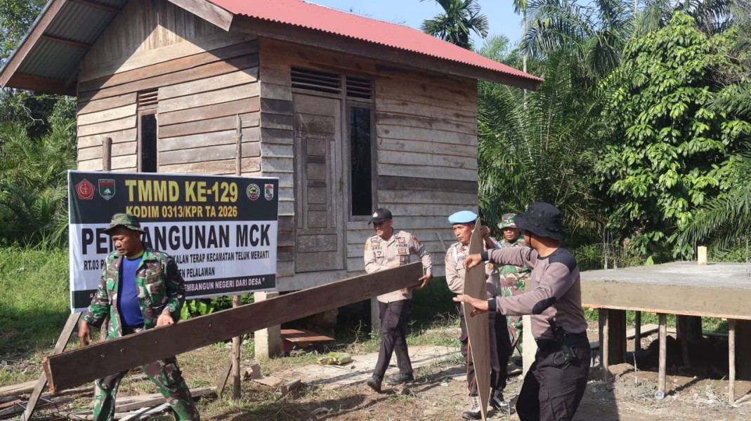 Wujudkan Lingkungan Sehat, Sinergi Tni/Polri di TMMD Ke 129 Pacu Pembangunan MCK di Desa Pangkalan Terap