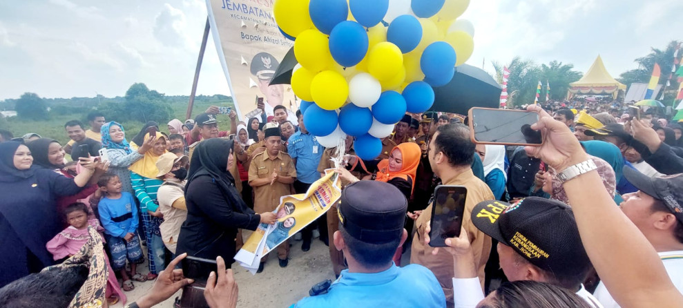 Peresmian Jembatan Air Hitam Pujud Meriah, Ada Pelepasan Balon