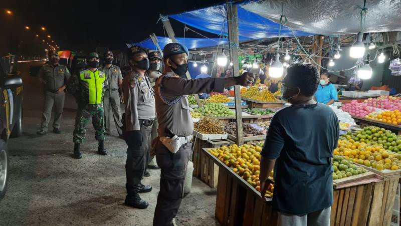 Diakhir PSBB, Tim Gugus Tugas Tualang Tembak Pedagang Buah