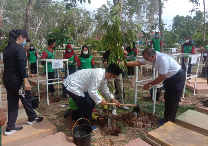 Diakhir Jabatan, H Suyatno Resmikan RTH Hutan Kota