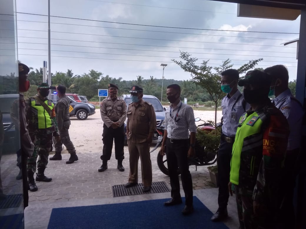 Adaptasi Kebiasaan Baru, Kopda Deddy Disiplinkan Warga Dijalan Raya KM 11 Koto Gasib